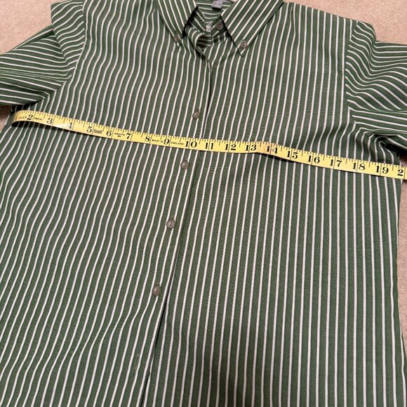 Green and white striped wrinkle free Foxcroft shirt sizd 6P - Picture 2 of 7